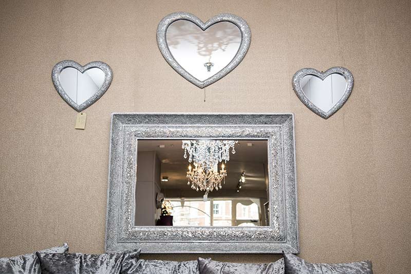Use the creative heart mirror to decorate your room
